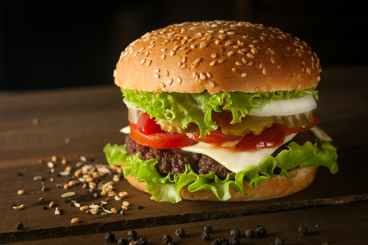 Klasyk Smak — burger z wołowiną i cheddarem